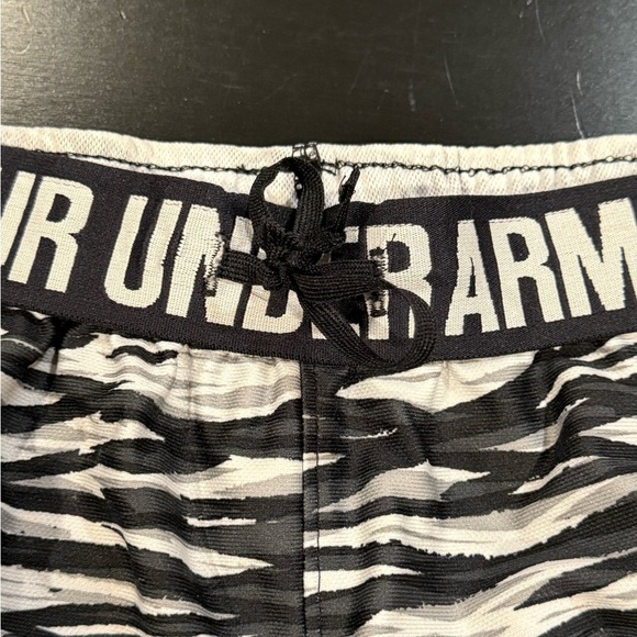 🍀2/$22 Under Armour Heatgear Perfect Pace Black White Running Short Womens Large - Picture 6 of 11